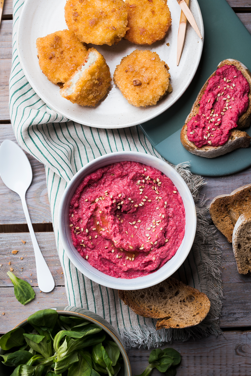 Petits chèvres panés et houmous de betterave