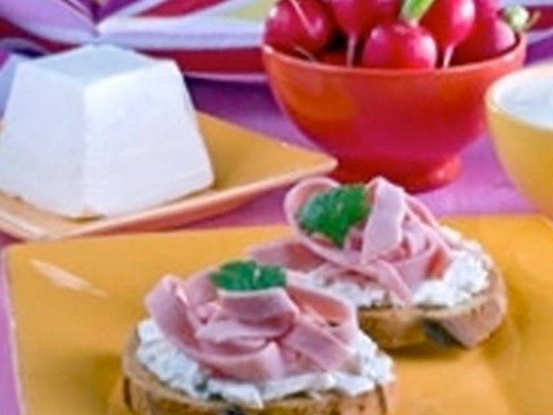 Tartine de fromage de chèvre frais au jambon