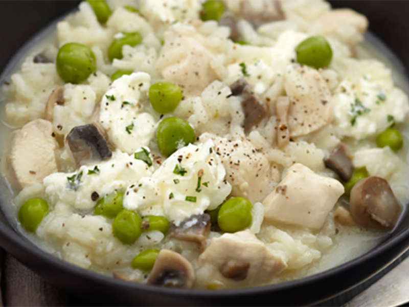 Risotto au poulet, champignons, petit pois et fromage frais