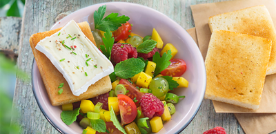 Salade de fruits et tomates cerise au fromage