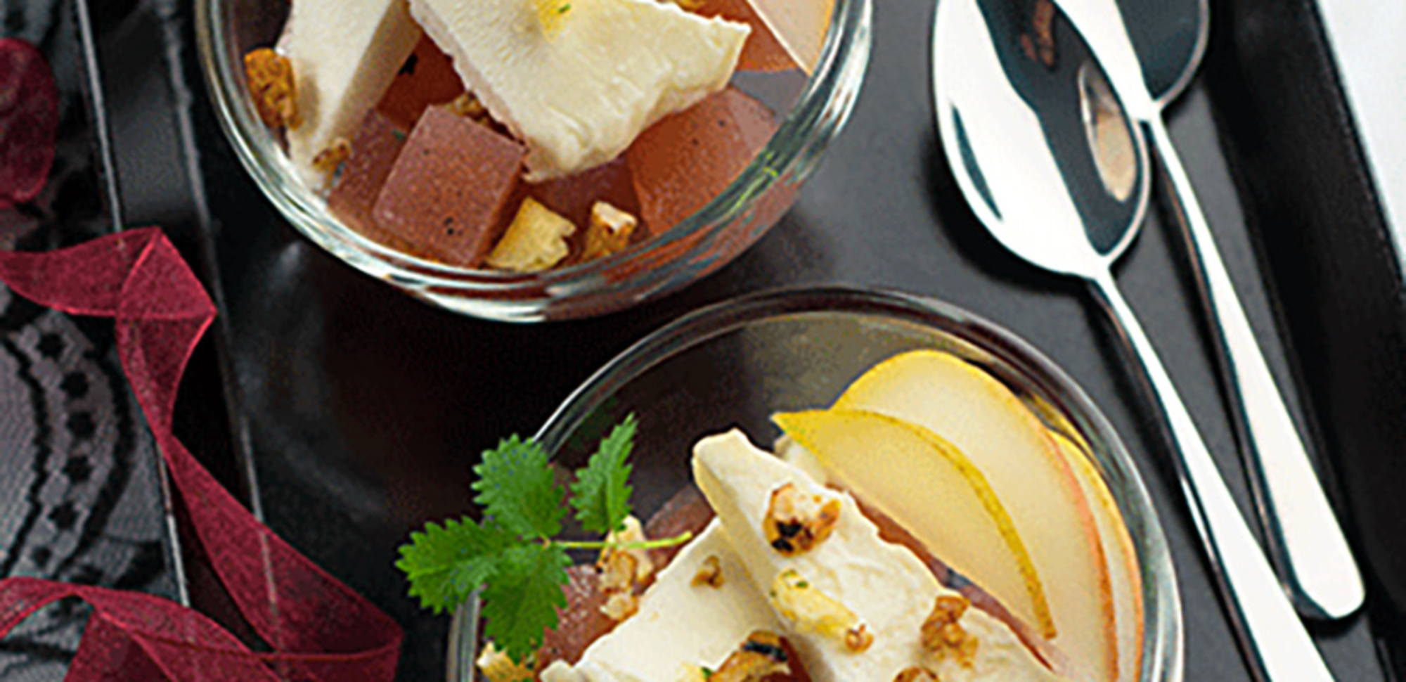 Gelée de poire au vin, fromage et crumble de crackers japonais