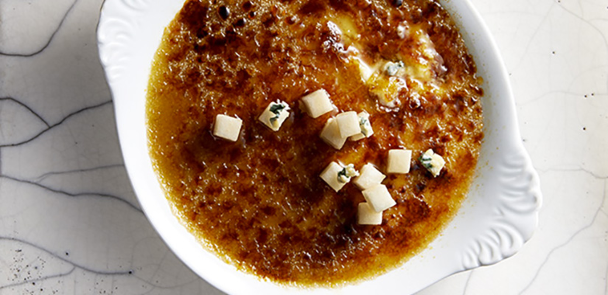 Crème brûlée au fromage bleu et poires anisées