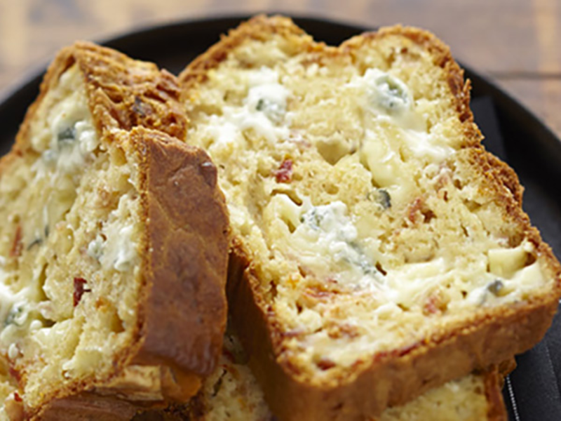 Cake au bleu, jambon et tomate séchée