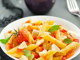 Penne tomates, poivrons et fromage