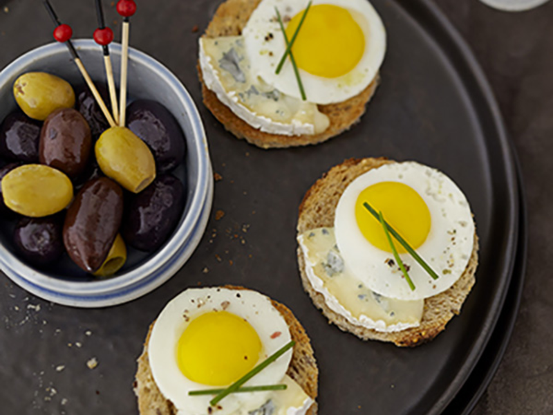 Toasts au fromage bleu et oeufs de caille