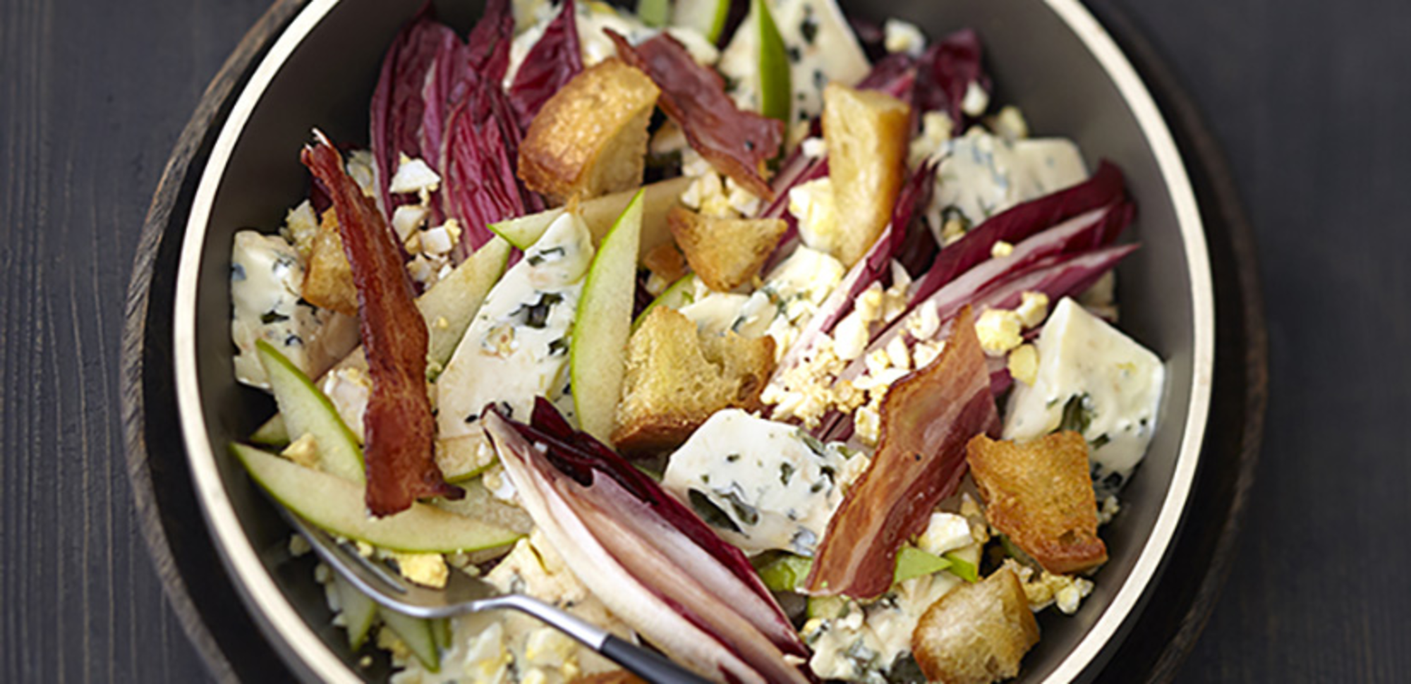 Salade d'endives rouges au bleu, œuf dur et chips de lard