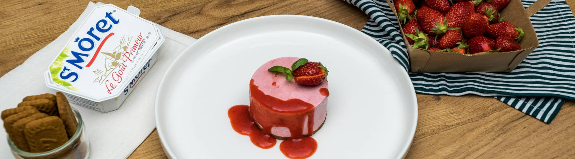 Cheesecake glacé au fromage frais, fraises et basilic