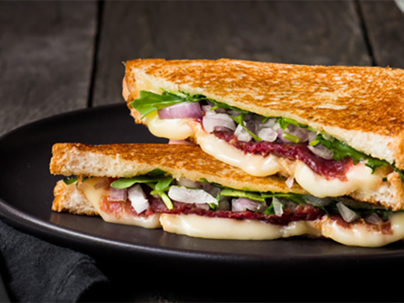 Croque-monsieur au maroilles, boeuf, roquette et échalotes