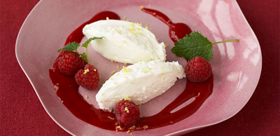 Quenelles de mousse de chèvre frais au coulis de fruits rouges