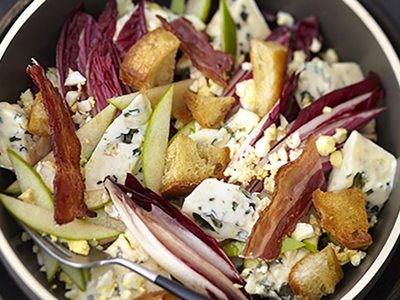 Salade d'endives rouges au bleu, œuf dur et chips de lard