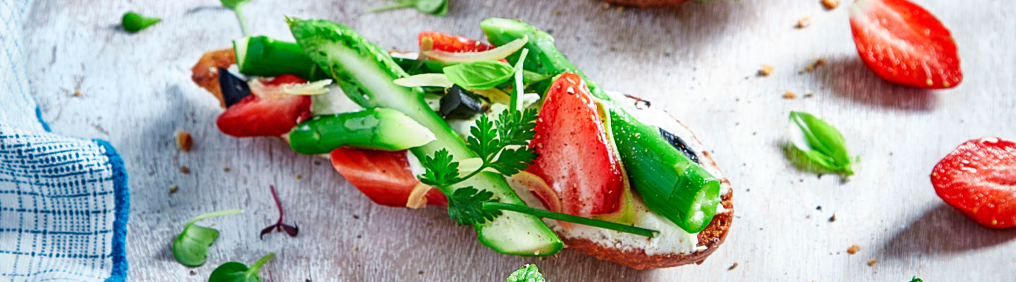 Tartine au fromage frais, asperge verte et fraise