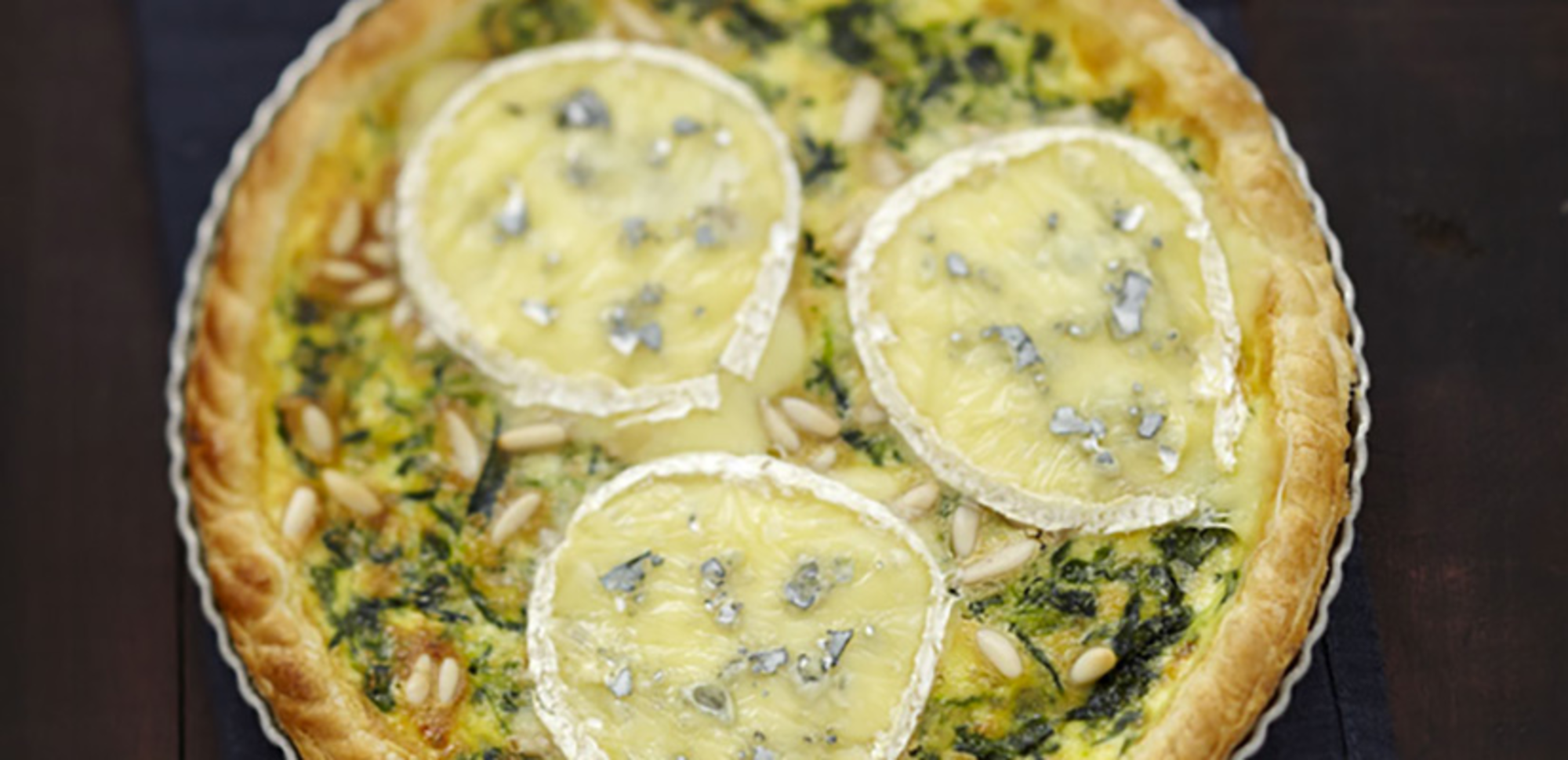 Quiche au bleu, épinards et pignons de pin