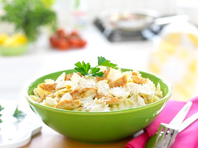 Farfalle au poulet, au fromage frais ail et fines herbes