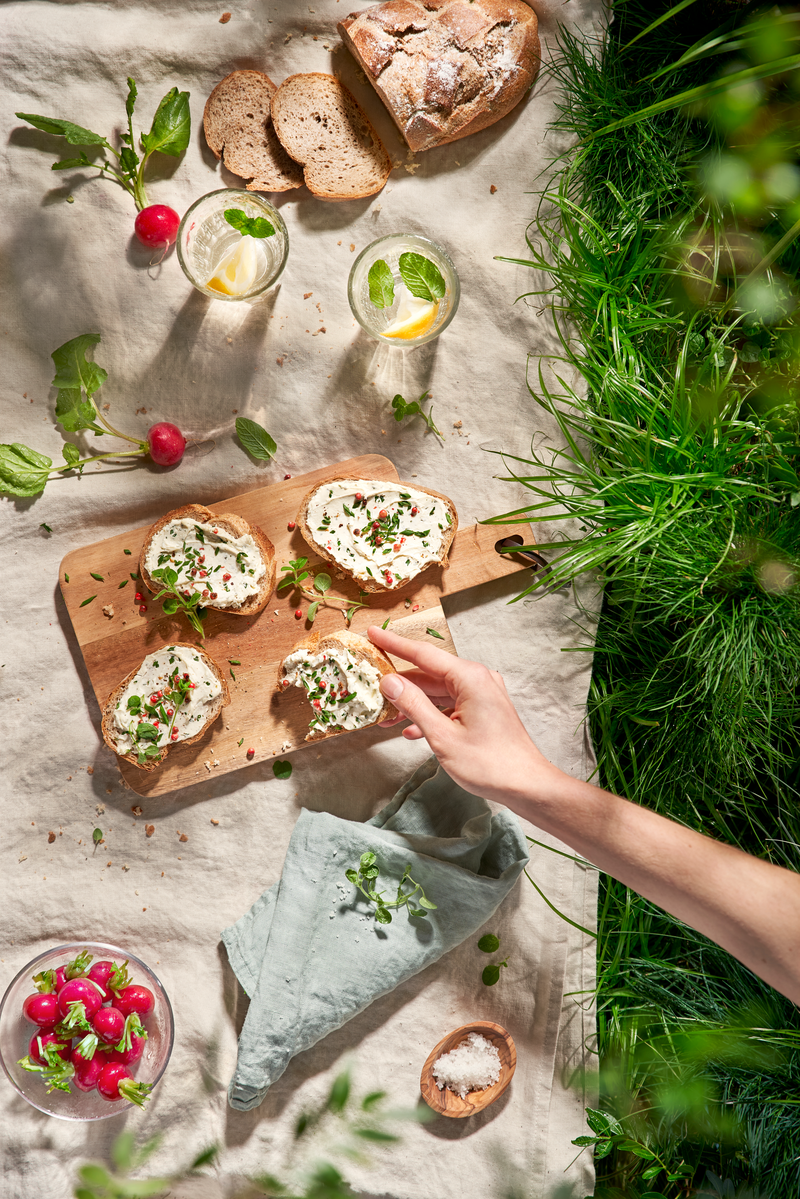 Tartines grillées au fromage ail et fines herbes