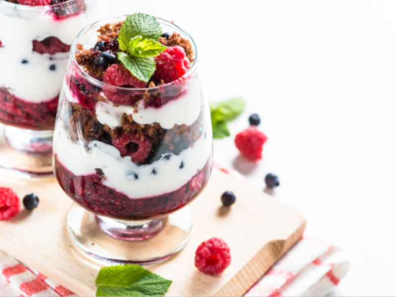 Tiramisu aux fruits des bois et fromage de chèvre frais