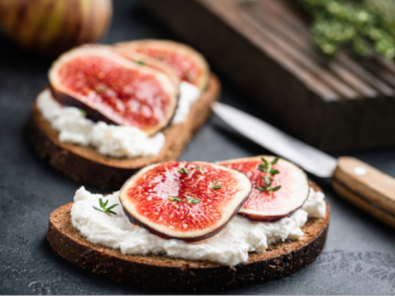 Tartine de fromage de chèvre frais à la figue et cerises