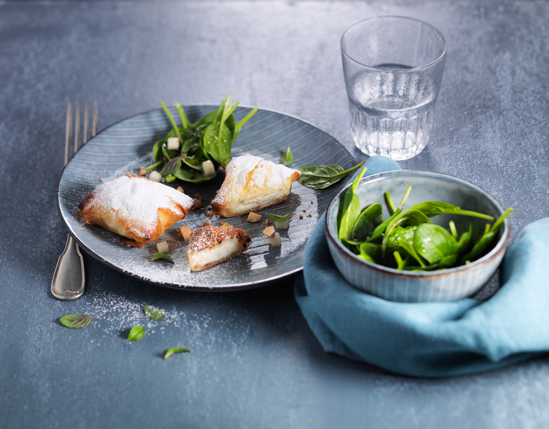 Pastilla au fromage frais, salade d'épinards