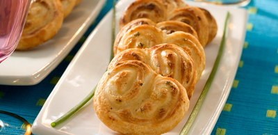 Petits palmiers au fromage frais à la ciboulette & aux échalotes