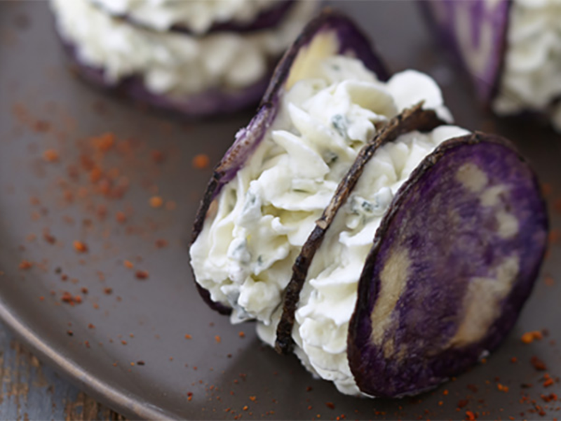 Chips de pomme de terre vitelotte à la chantilly de fromage bleu