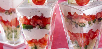 Verrines  tomates concombres au fromage frais ail & fines herbes