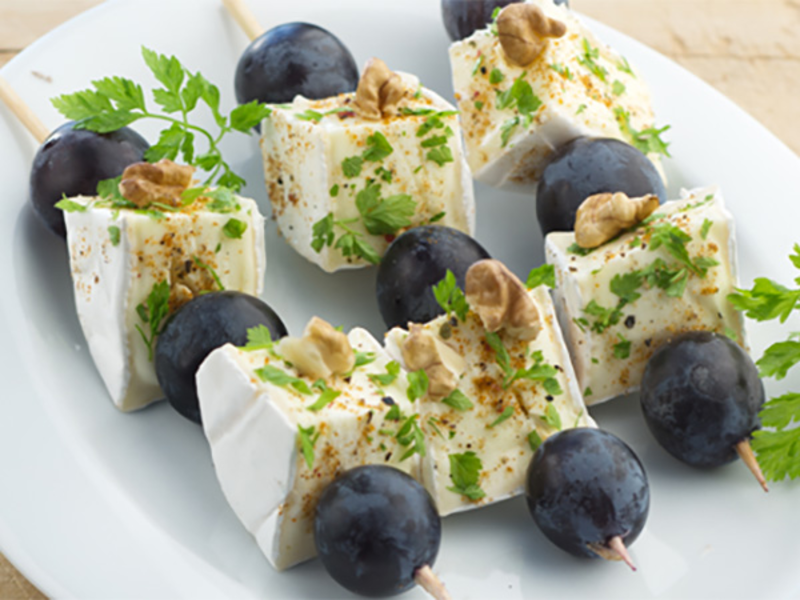 Brochettes de raisins et fromage aux noix et épices