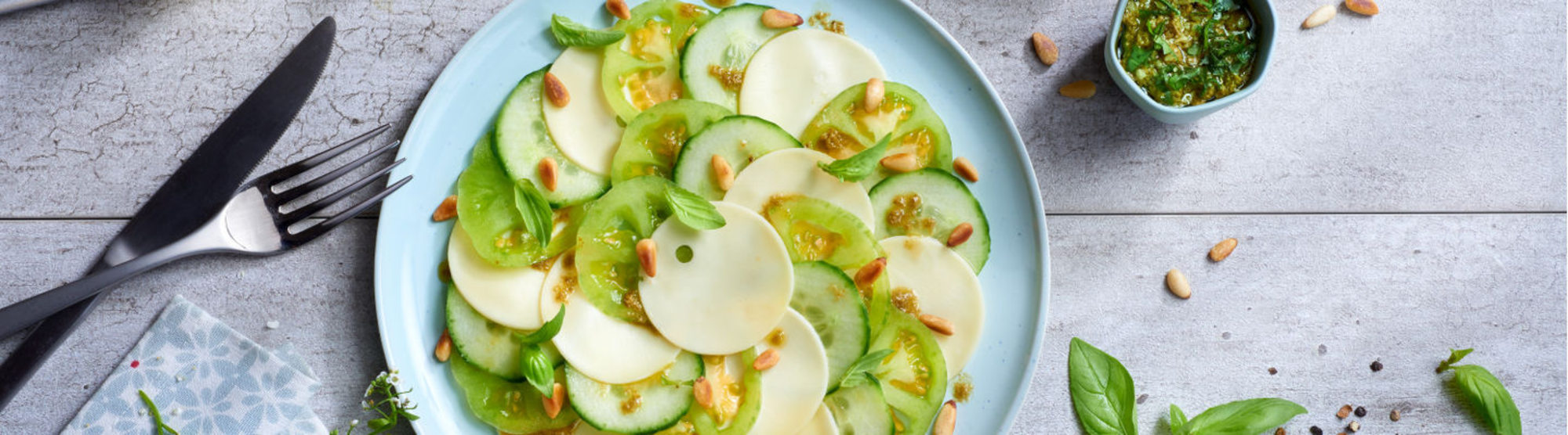 Carpaccio de tomate verte, concombre et fromage