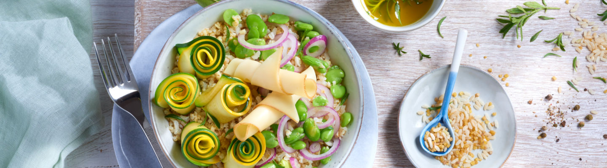 Salade complète aux céréales, légumes et fromage