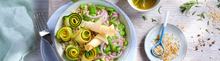 Salade complète aux céréales, légumes et fromage