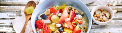 Bol de fruits aux céréales et fromage frais