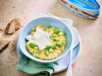 Oeufs brouillés au fromage, asperges et avocat