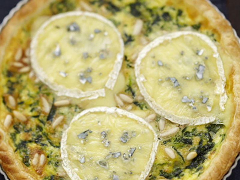 Quiche au bleu, épinards et pignons de pin