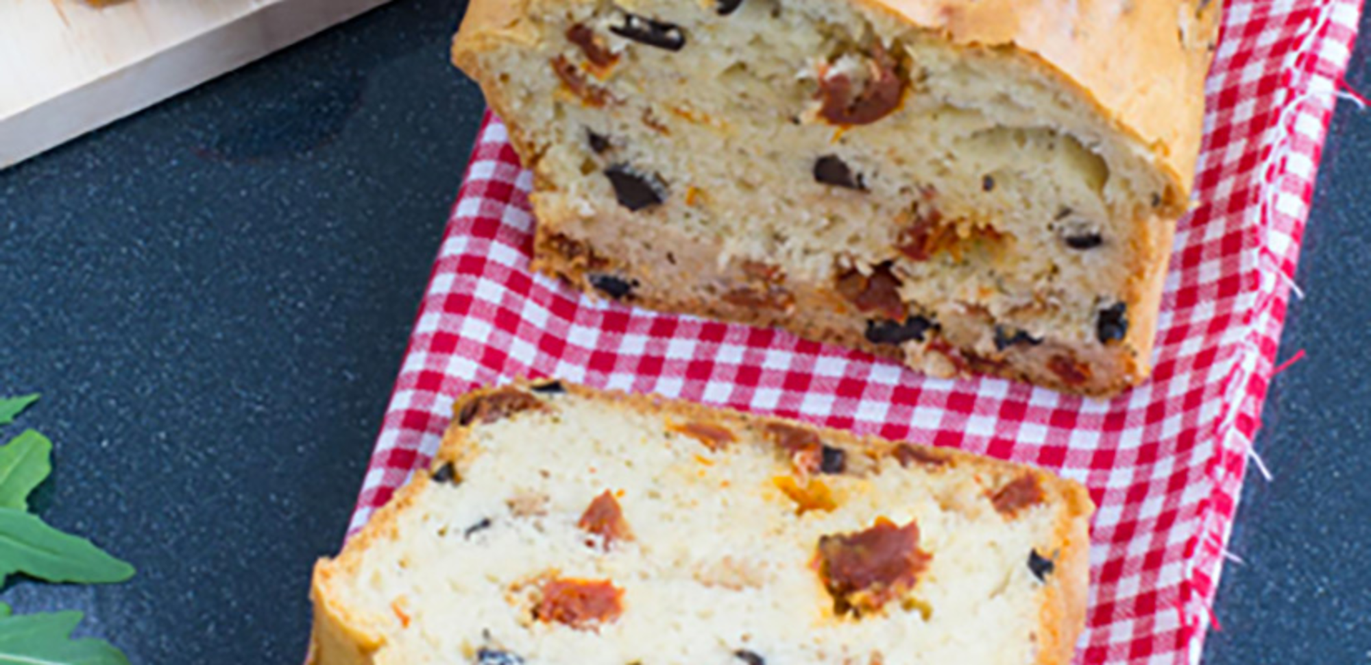 Cake au chorizo, olives et fromage de brebis