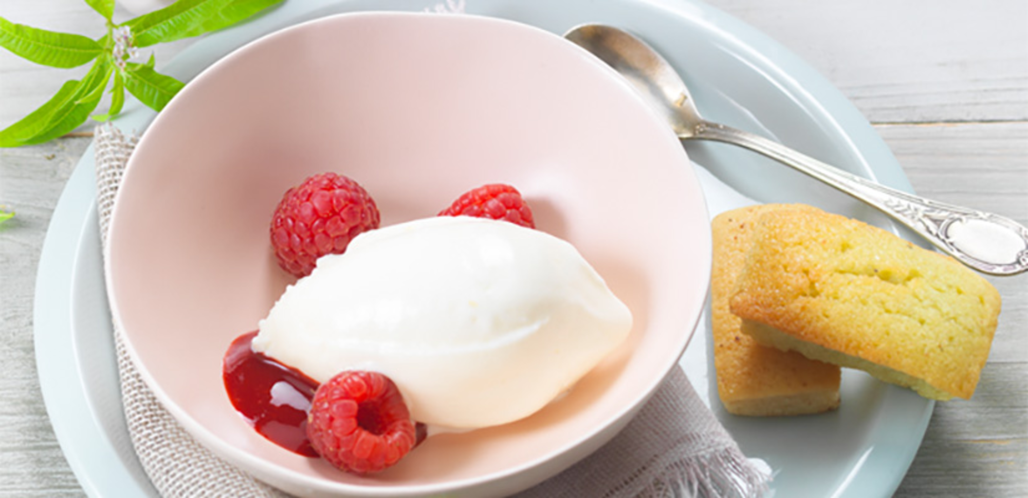 Glace au fromage frais, framboises et financiers