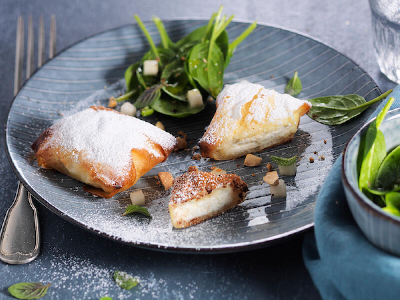 Pastilla au fromage frais, salade d'épinards