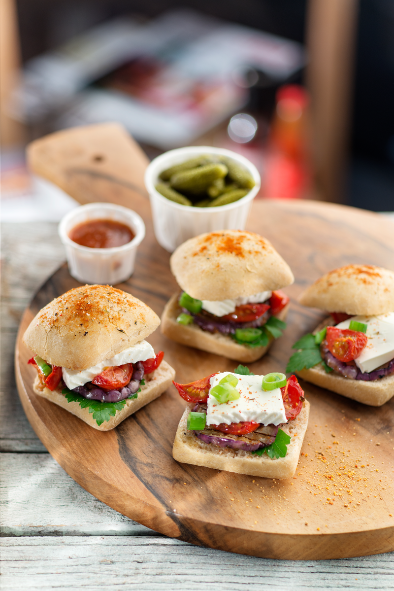 Burger végétarien, aubergines et fromage frais