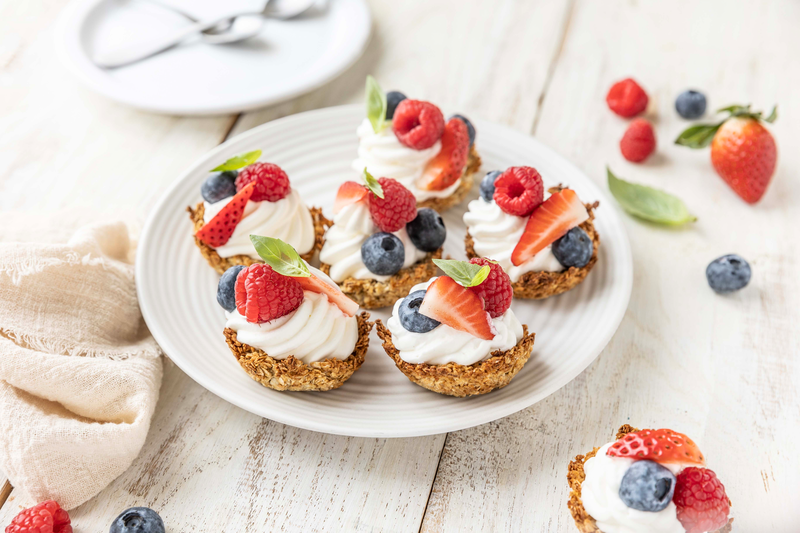 Tartelettes aux fruits frais, basilic et fromage de brebis