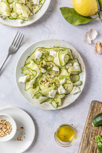 Tagliatelles de courgettes, pignons et émietté de fromage de brebis