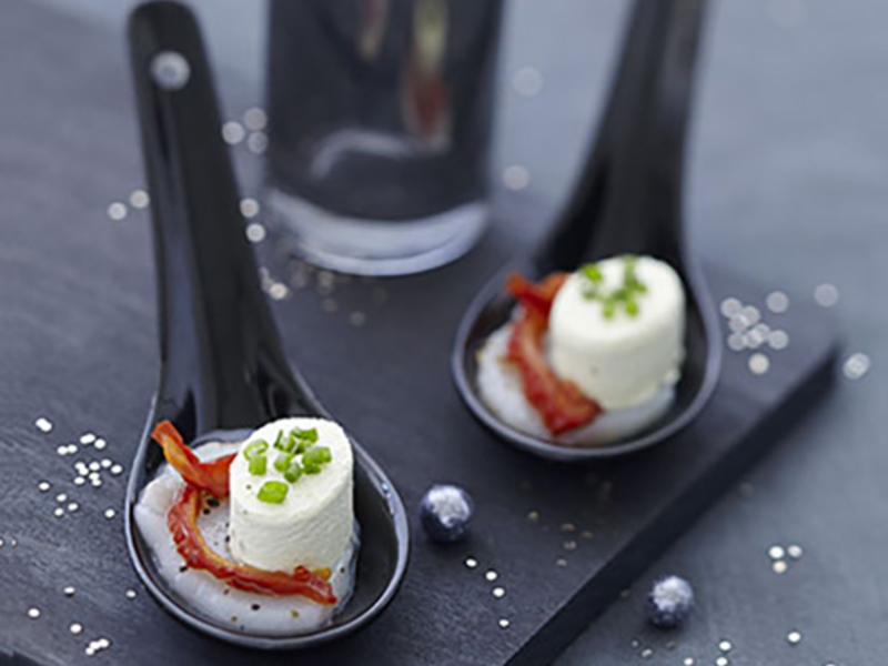 Cuillères de St-Jacques à la tomate séchée et fromage frais pesto