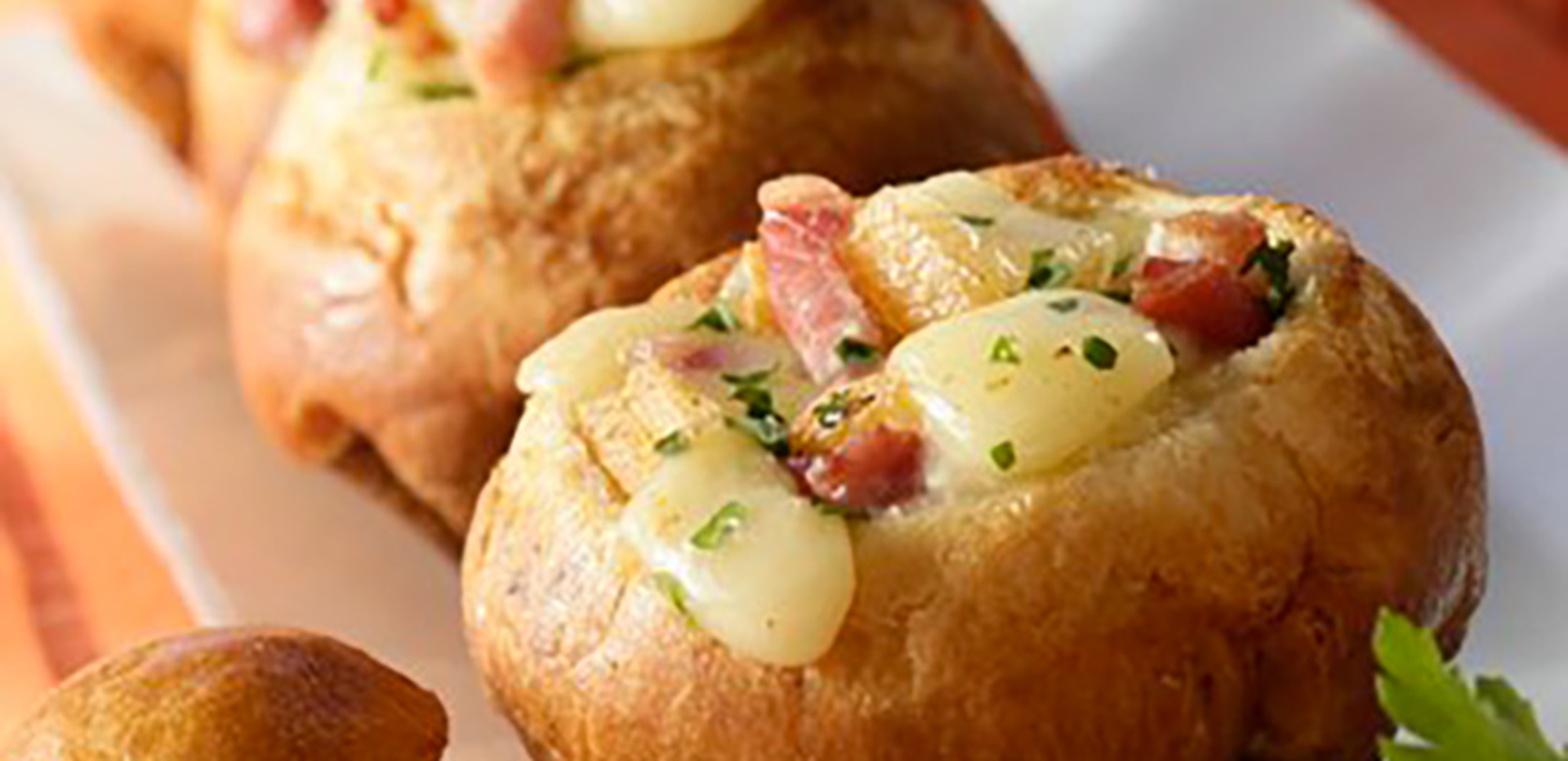 Brioches au fromage à raclette et petits lardons