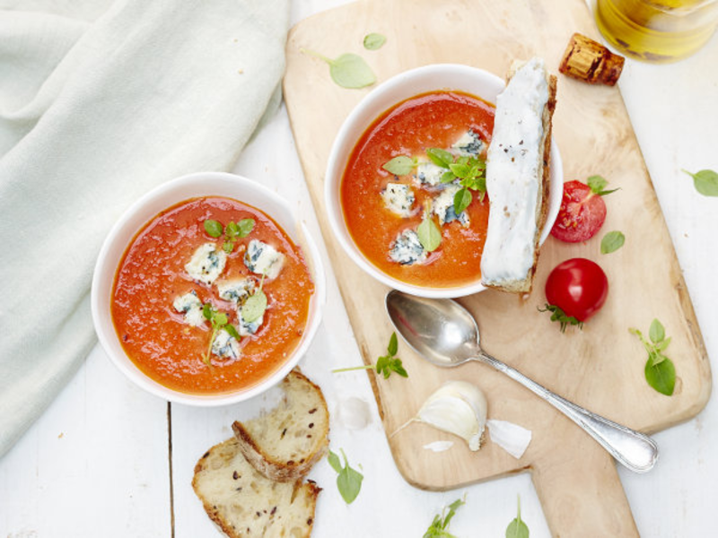 Gaspacho et dés de fromage bleu