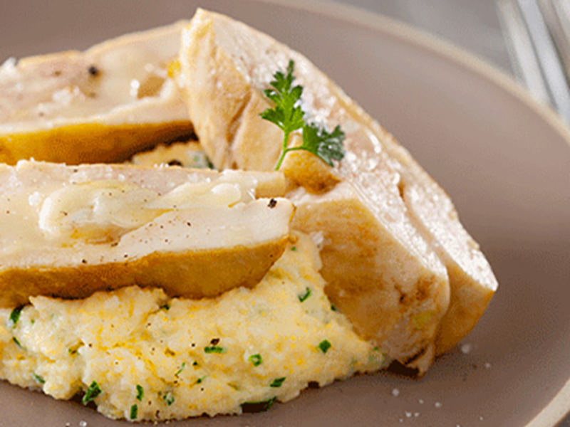 Poulet contisé au fromage, polenta crémeuse aux herbes