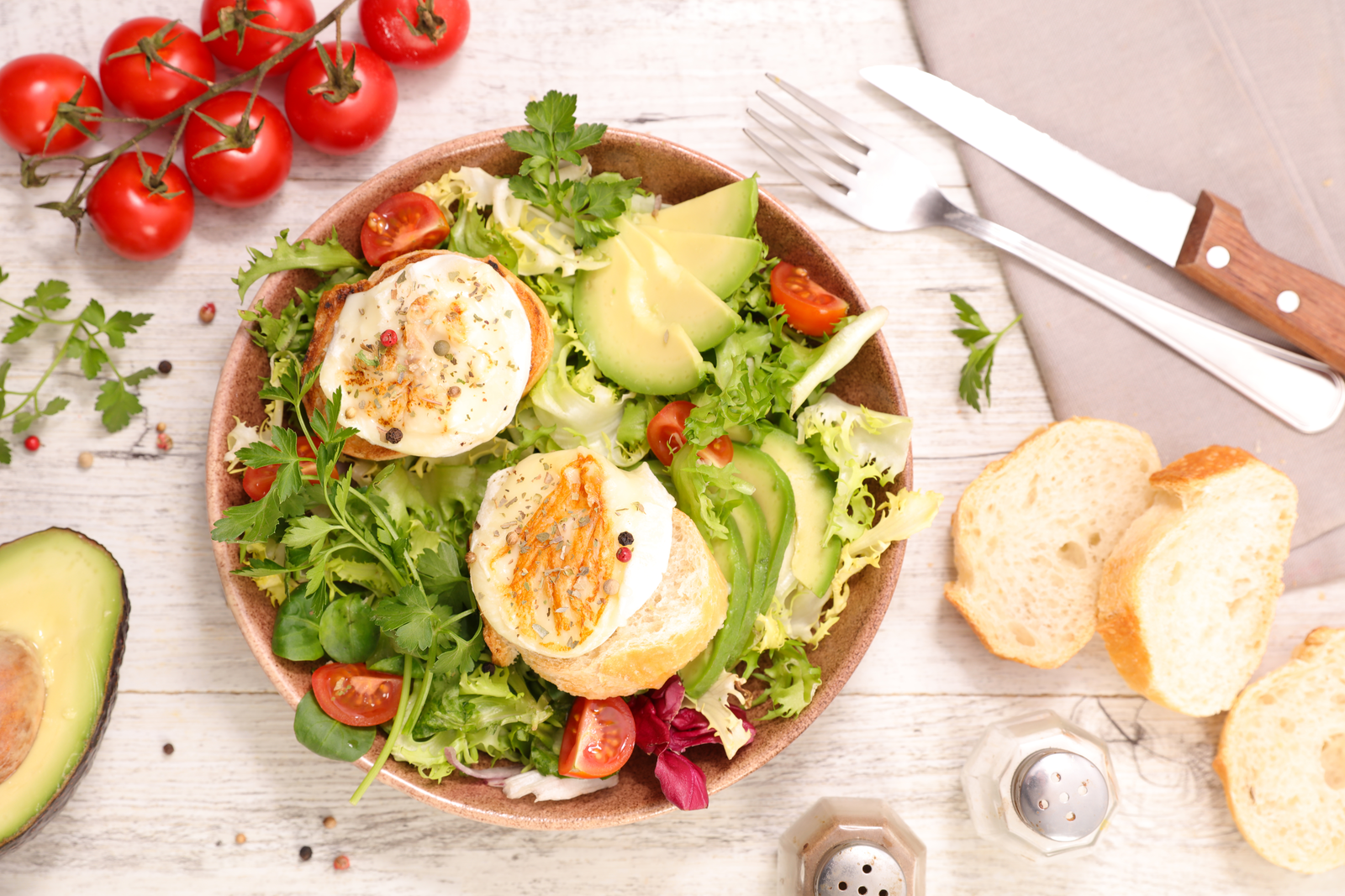 Salade de brebis chaud, tomates, avocat