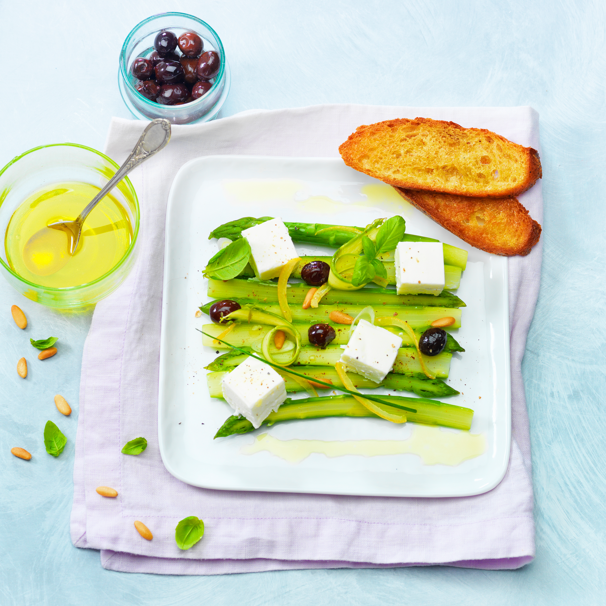 Asperges vertes aux olives, citron et fromage frais aux herbes