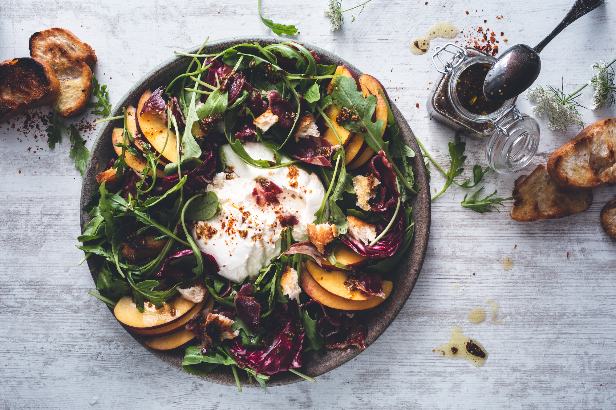 Salade aux pêches et Burrata