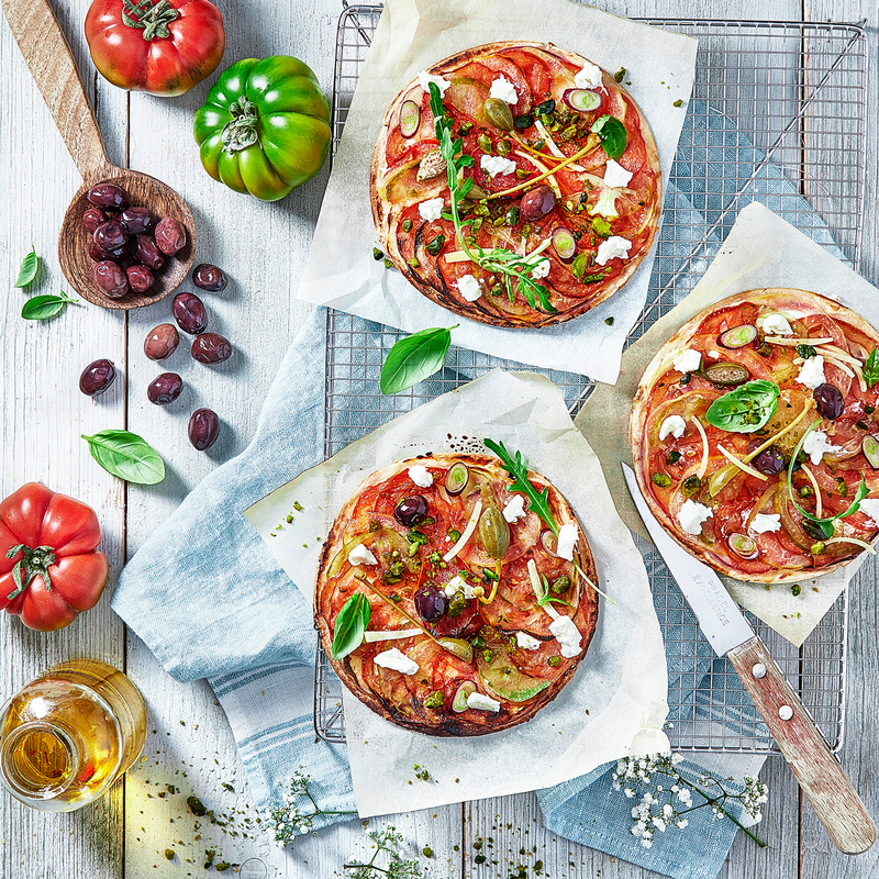 Pizzas minute au fromage frais, tomates et pistache