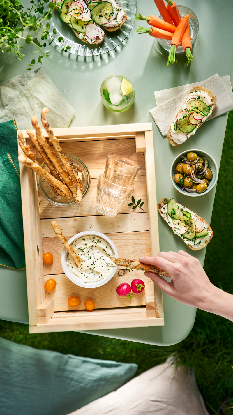 Gressins maison, crudités et dip au fromage ail et fines herbes