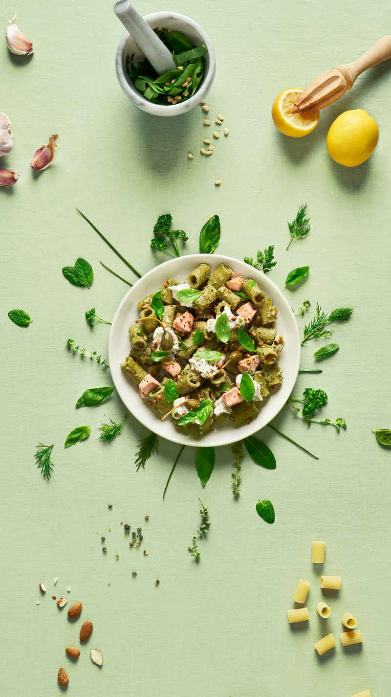 Pâtes, pesto crémeux à la tartinade végétale et saumon fondant