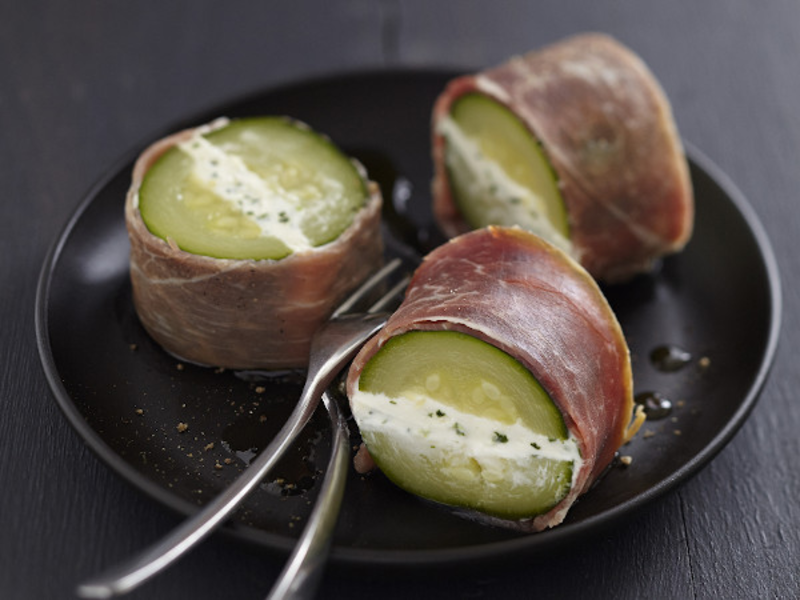 Courgette farcie au fromage frais, roulée au jambon de Bayonne