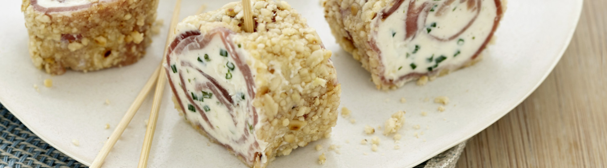 Roulés au jambon de Parme, fromage et pignons