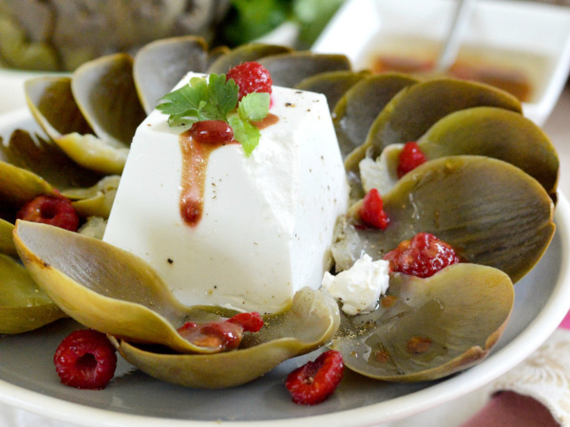 Pyramide de fromage de chèvre à l'artichaut et framboises